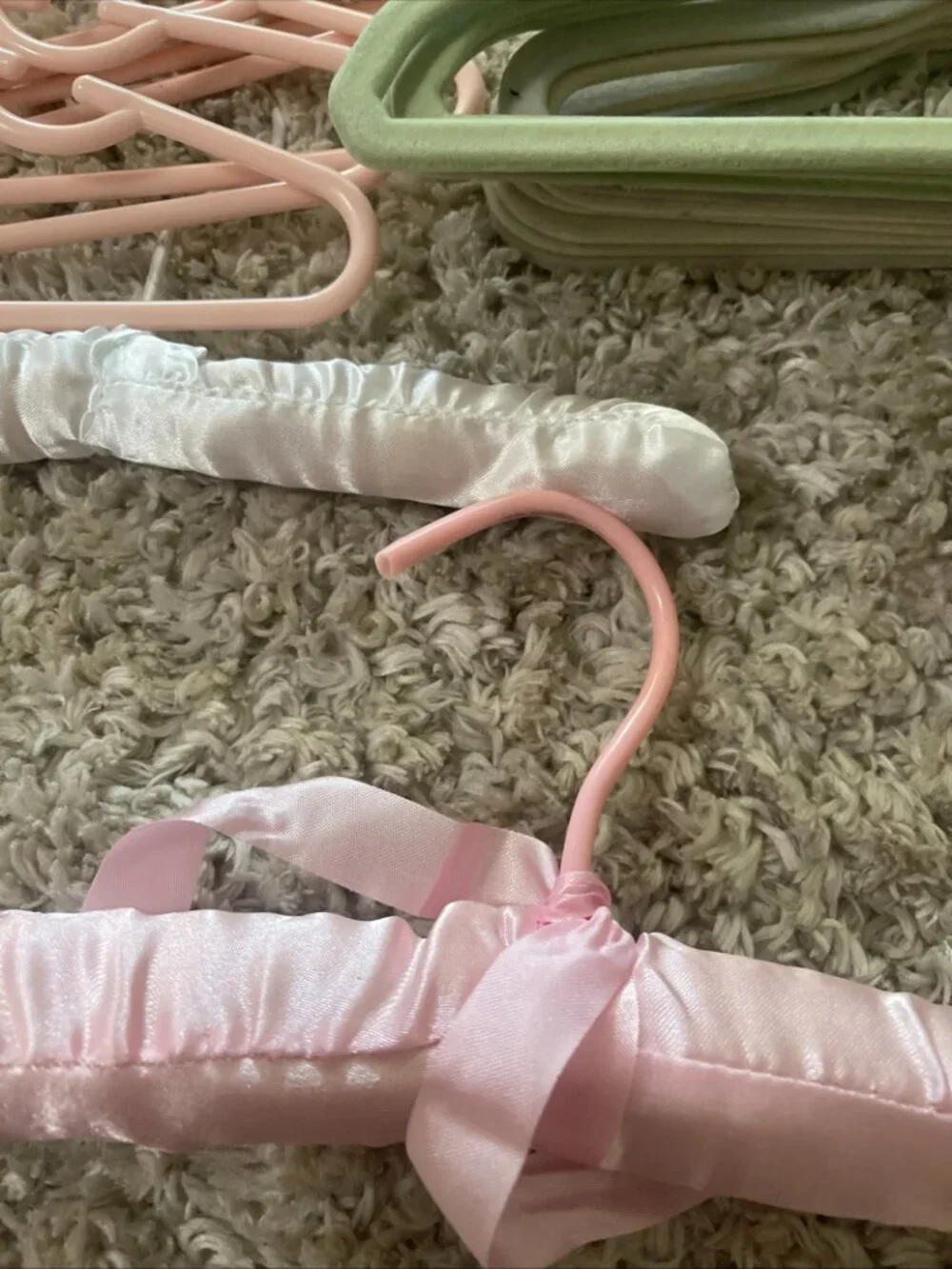 32 Baby/Toddler Plastic Hangers Pastel Pink & Green + Butterfly Accessory